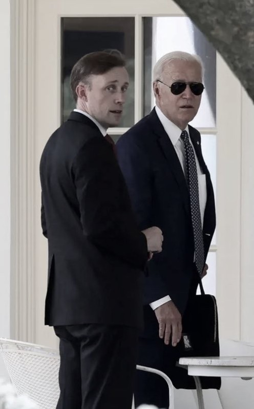 Создать мем: president biden, байден здоровается 2022, joe biden