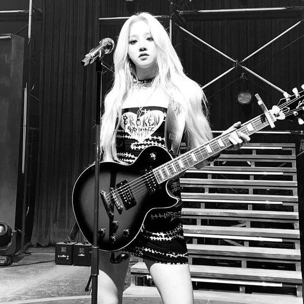 Create meme: girl , taylor momsen rock, Taylor Momsen with guitar