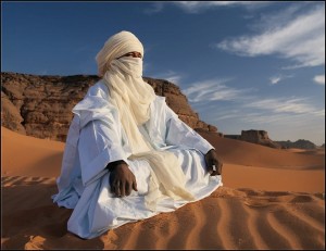 Создать мем: араб в арафатке в пустыне, бедуины в пустыне, шейх в пустыне
