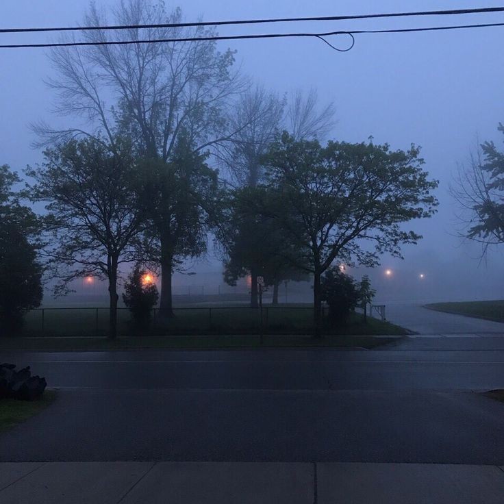 Создать мем: городской пейзаж, пейзаж мрачный, туманное утро в городе