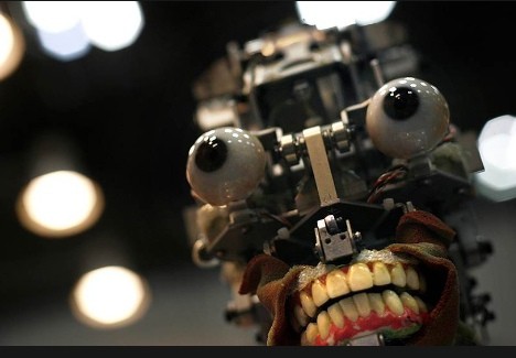 Создать мем: роботы роботы, робот страшными зубами, робот аниматроник