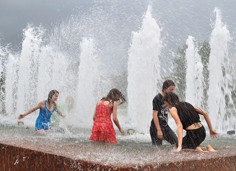Create meme: summer heat fountains, bathing in the fountain, large fountain