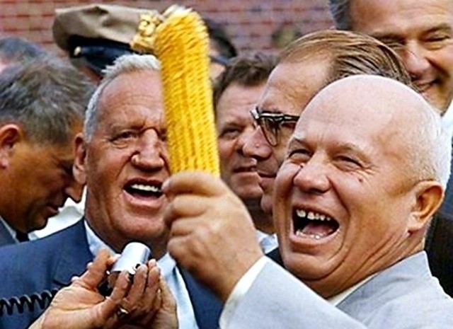Создать мем: хрущев в сша, хрущевская оттепель кукурузная эпопея, никита сергеевич хрущёв кукуруза