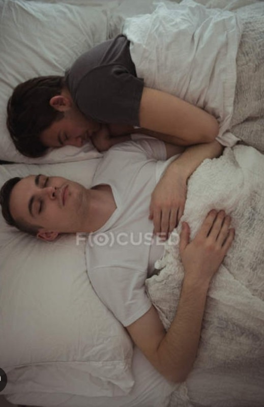 Создать мем: пара лежит на кровати, красивые парни твинки спят вместе в постели, парни спят вместе