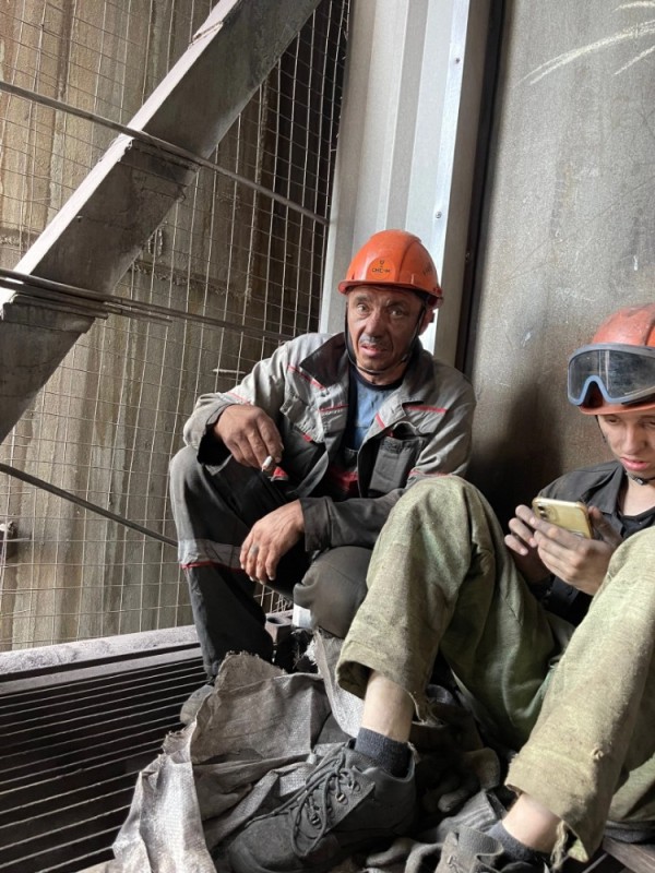 Create meme: smoke break at the factory, the builder is a guest worker, descent into the mine