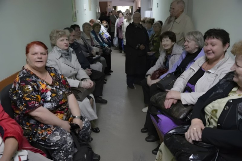 Создать мем: красногородский дом интернат для престарелых и инвалидов, очередь в поликлинике, очередь из бабушек в больнице