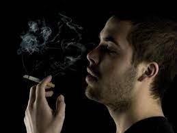 Создать мем: курение, грустный парень курит, красивая пара парень курит
