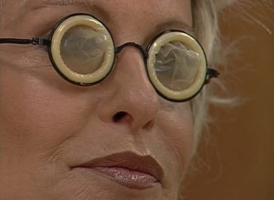 Создать мем: очки мерил, старушка, женщина
