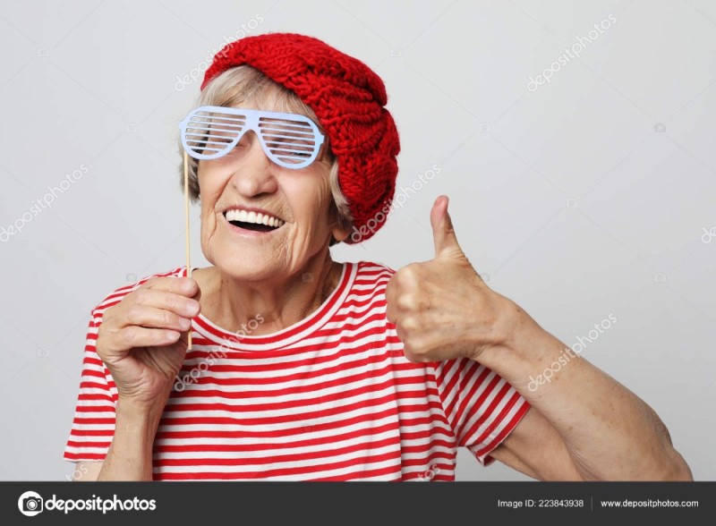 Создать мем: старая бабушка, счастливая бабушка, веселые бабушки