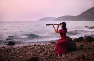 Создать мем: девушка с подзорной трубой, девушка смотрит в подзорную трубу, берег моря