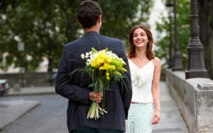 Создать мем: мужчина с цвеатми за спиной, девушка бежит на свидание, муж дарит цветы