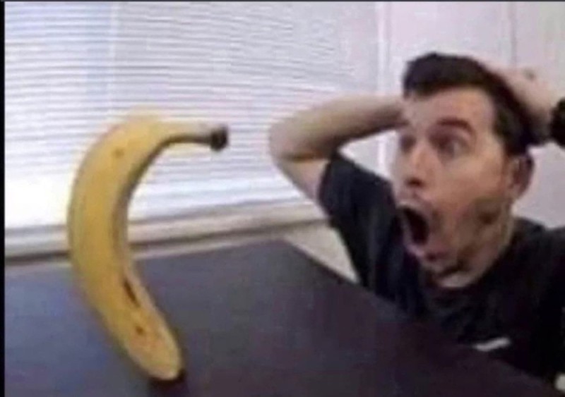 Создать мем: мальчик, чел с бананом, бананы в ушах