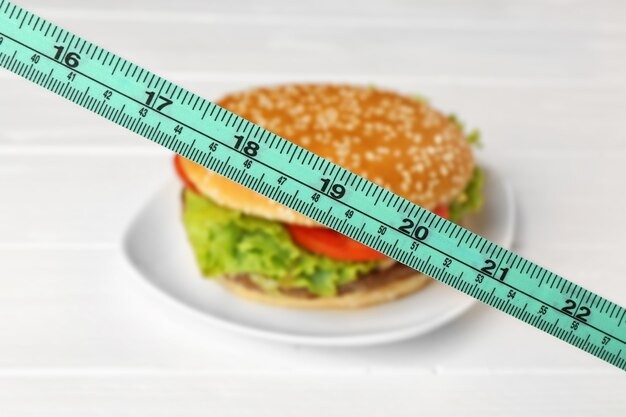 Создать мем: еда бургер, измерительная лента, гамбургер замеры