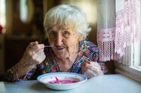 Создать мем: бабушка за столом, бабушки, бабушка с чаем