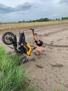 Создать мем: Человек, фото мотоцикла летом на речке, эндуро трек