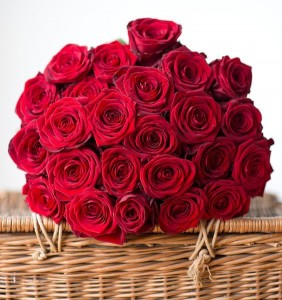 Создать мем: роза ред наоми, шикарные красные розы, розы красные букет