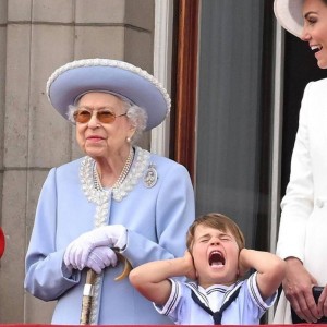 Создать мем: королева британии елизавета 2, принцесса шарлотта кембриджская и королева елизавета, королевская семья великобритании королева елизавета