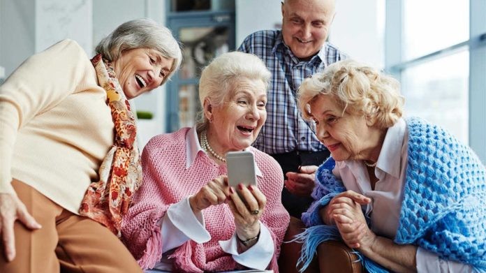 Создать мем: пенсия, смартфон для пожилых, день пожилых людей 1 октября