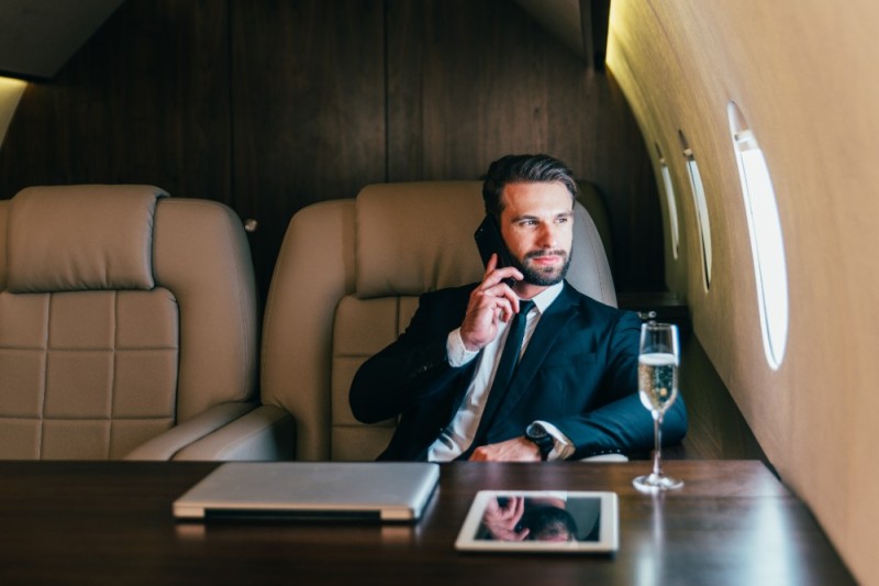 Создать мем: бизнесмен в частном самолете, фишка успех, человек