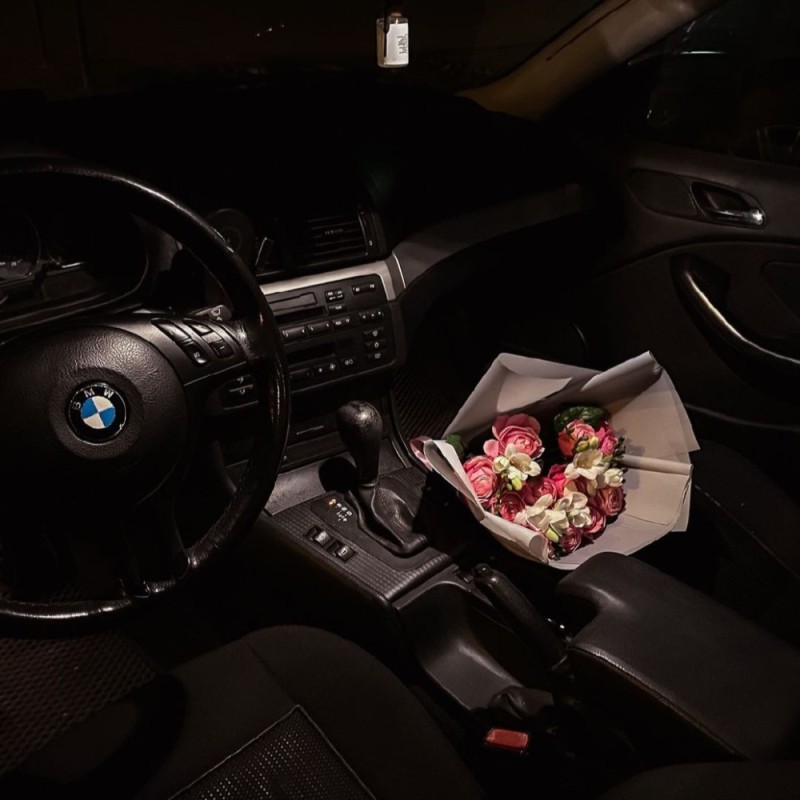 Создать мем: BMW 6er II (E63/E64), цветы в машине ночью, цветы в машине
