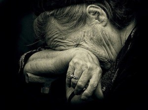 Создать мем: одинокая бабушка трогательное, плачущая мать картина, бабушка грустная