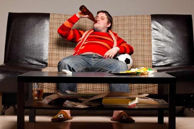 Создать мем: мужик на диване с пивом, диван пиво телевизор, лежит на диване