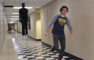 Создать мем: убегающие люди, парень убегает от парящего в коридоре темнокожего парня, бегущий парень