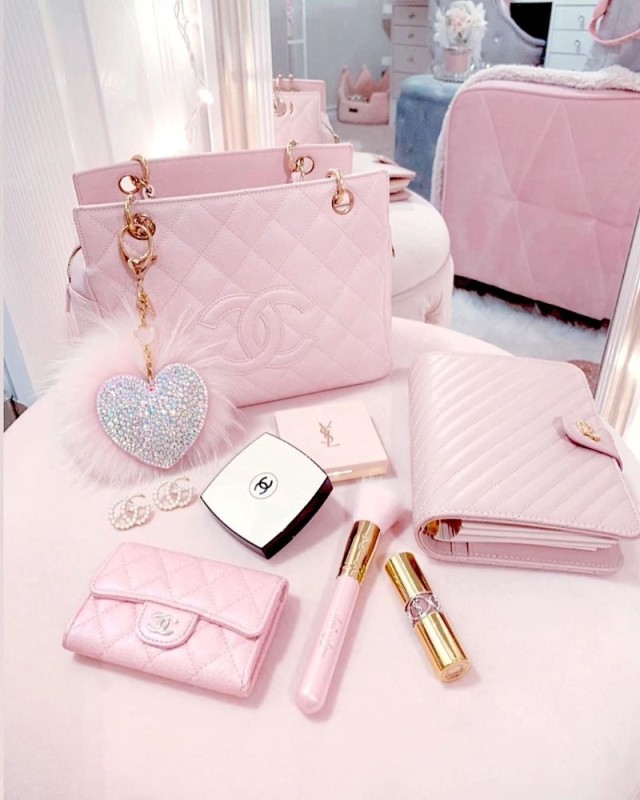 Создать мем: розовая сумочка, розовая сумка шанель, розовые аксессуары
