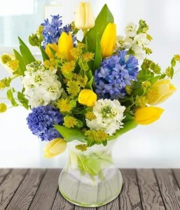 Создать мем: букет желтые тюльпаны и синий гиацинт, скромный весенний букет, гиацинты букет