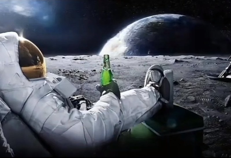 Создать мем: to the moon крипта, международная космическая станция, космонавт карлсберг