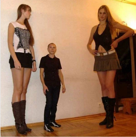 Создать мем: высокая девушка, очень высокая девушка, юбка девушка