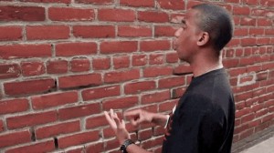 Создать мем: человек говорит со стеной, негр говорит со стеной, чел разговаривает со стеной