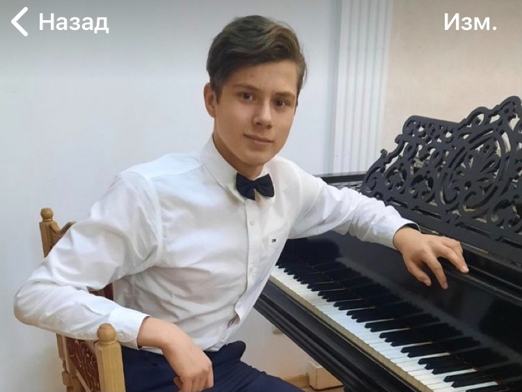 Создать мем: музыкант, чемпион мира по аккордеону александр поелуев, концерт фортепиано