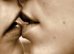 Создать мем: картинки поцелуй с языком, поцелуй в губы черно-белое фото, поцелуй в губы