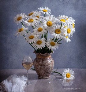 Create meme: beautiful bouquet of daisies in a vase, still life with daisies, bouquet of daisies in a vase