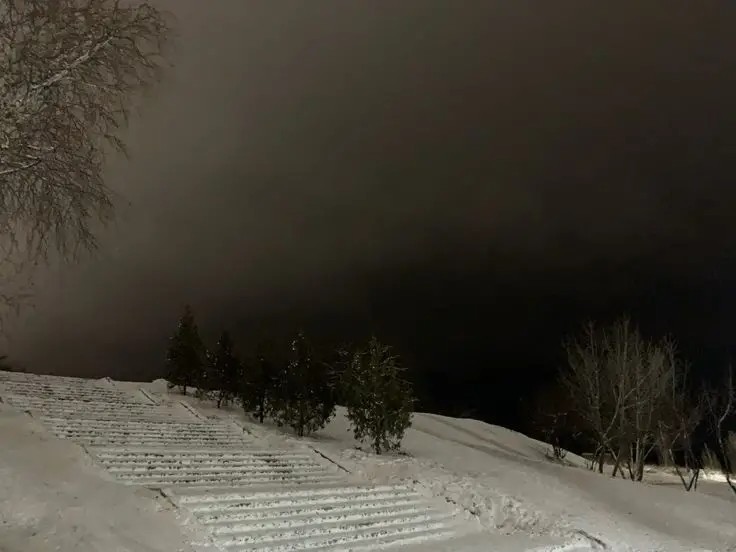 Создать мем: ночной пейзаж, деревня зима сумерки, завалило снегом
