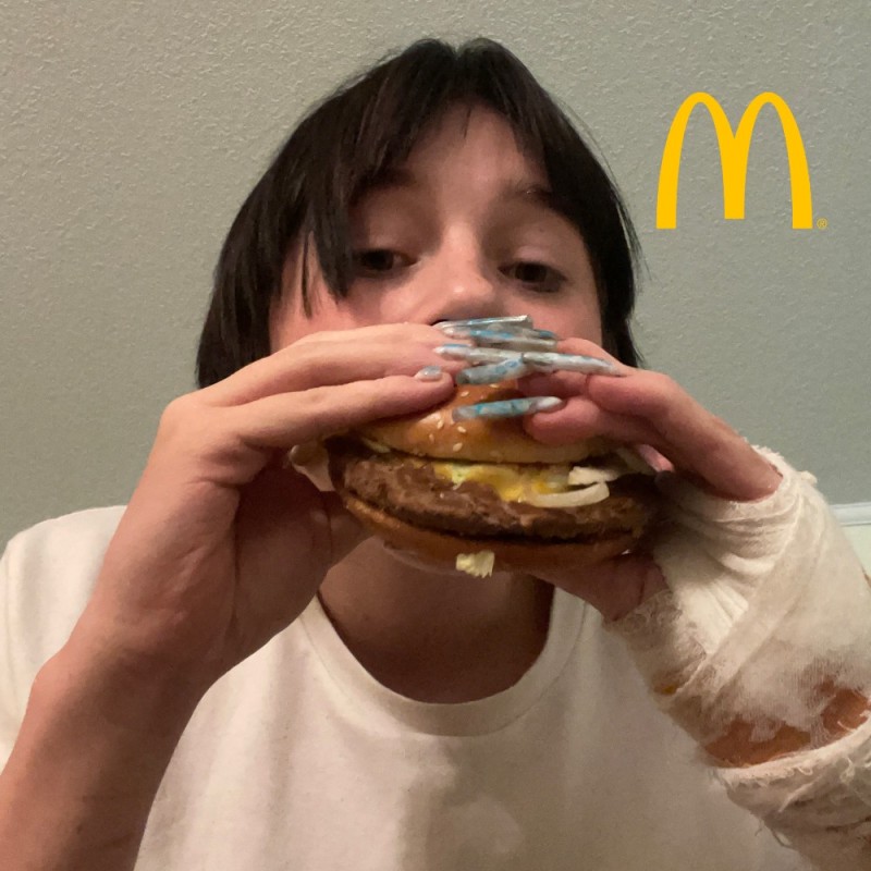 Создать мем: bts meal в mcdonald’s е, еда бургер, баннер додо перед макдональдс