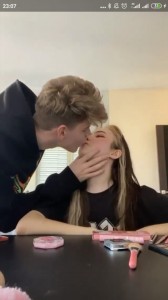 Создать мем: милые пары, парень, lele pons kiss