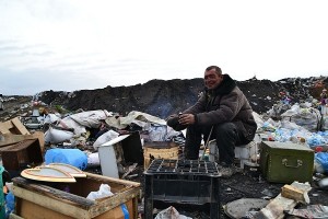 Создать мем: рабочие на свалке, женщина на свалке, мусорный полигон