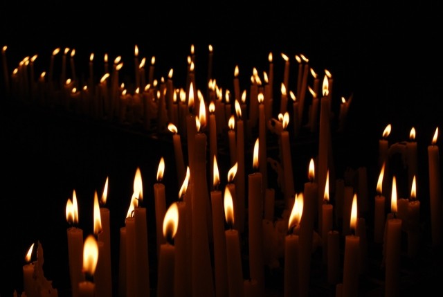 Создать мем: свеча памяти, свеча похороны, огонь свечи