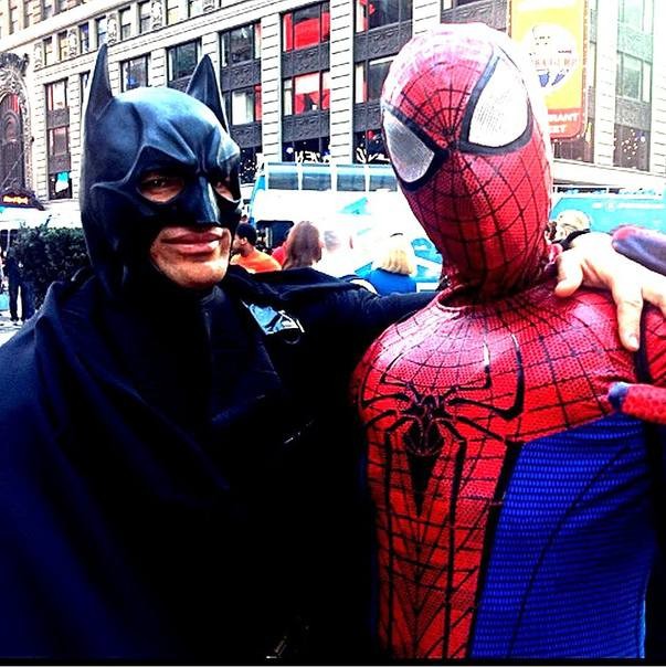 Создать мем: batman spider man, человек паук в костюме, бэтмен против человека паука