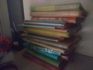 Создать мем: стопка книг по шитью, канцелярские принадлежности, детские книги
