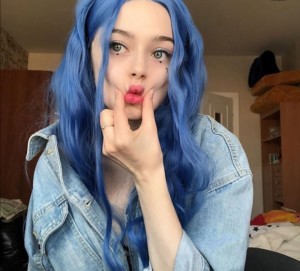Создать мем: мейби бейби синие волосы, девушка с голубыми волосами, синие волосы