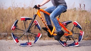 Создать мем: велосипед колеса из кроссовок, горный велосипед, изобретать велосипед