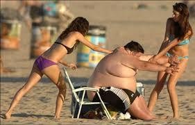 Создать мем: жирдяй на пляже, толстяк и красотка, приколы на море