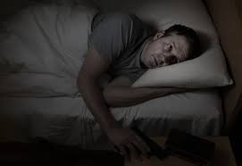 Создать мем: спящий человек, испуганный парень на кровати, интерьер
