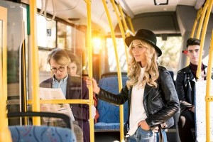 Создать мем: общественный транспорт, пара в автобусе, блондинка в маршрутке
