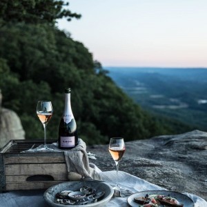 Создать мем: вино и горы, бутылка, романтический ужин