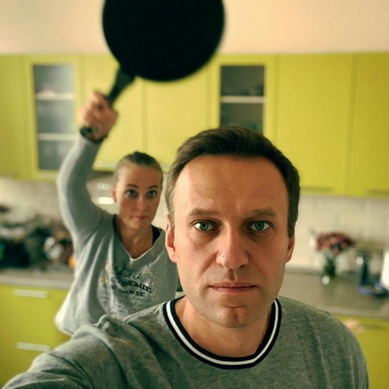Создать мем: алексей навальный 2020, навальный с женой, навальный последние