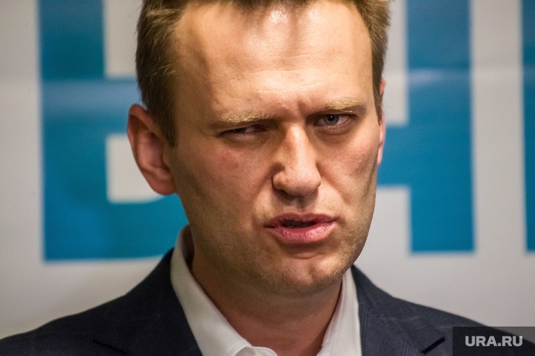 Навальный леха текст. Навальный Леха. Навальный Леха фото. Навальный в Германии. Навальный с листом.